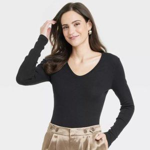 Long Sleeve V-Neck T-Shirt Size M